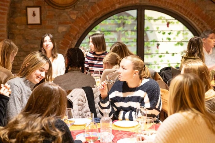 Cata de vinos con tres tipos de vino toscano
