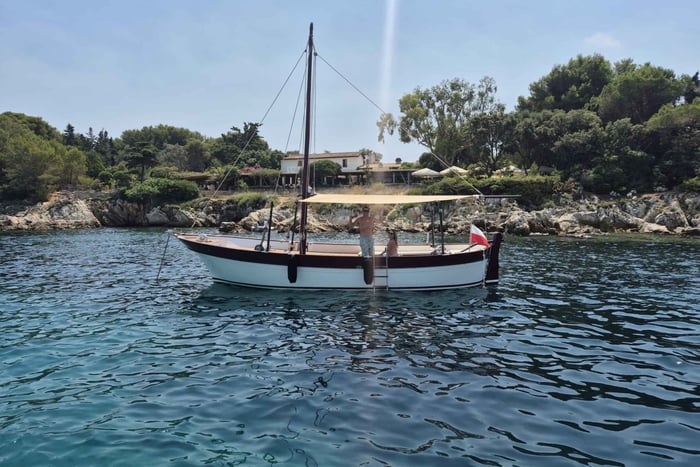 Passeio de barco particular em Cannes com capitão e atividades aquáticas