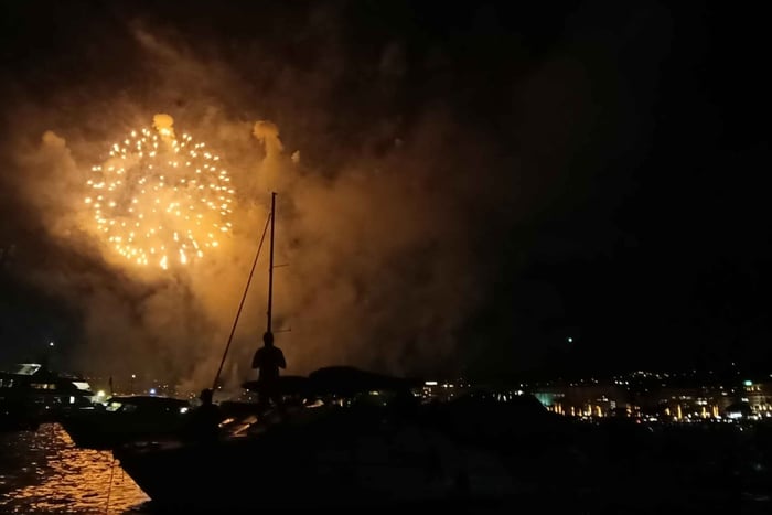Wypłynięcie z Mandelieu: zachód słońca i fajerwerki w Cannes