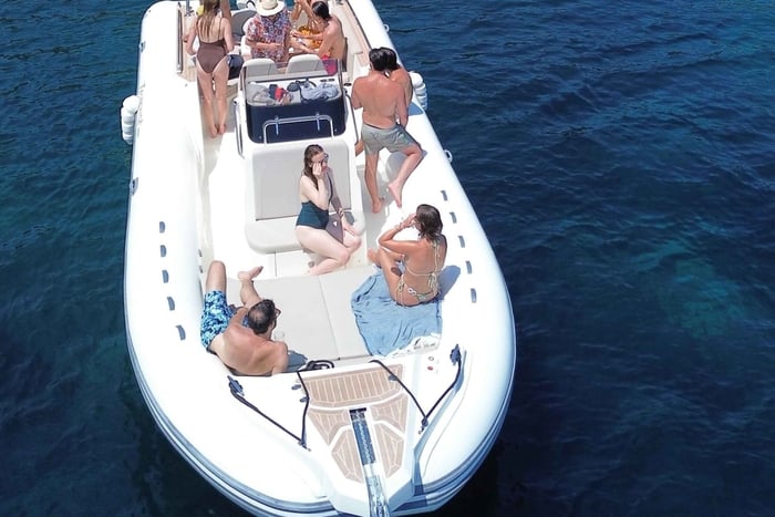 Scoprite le Îles d'Or in una barca privata nuova per 14 persone.