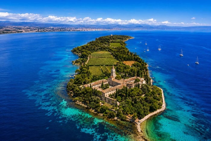 Esclusiva esperienza enologica dei monaci di Saint-Honorat da Cannes