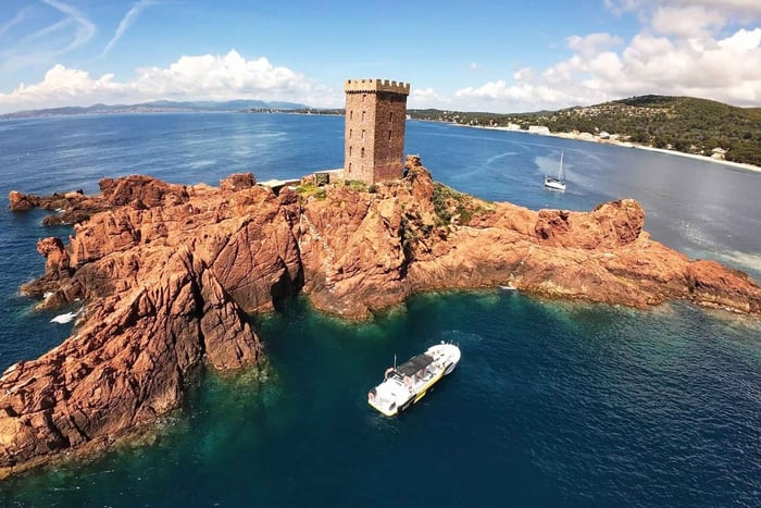 Fréjus: Esterel-Calanques-Kreuzfahrt (Komfortboot) + Badepause