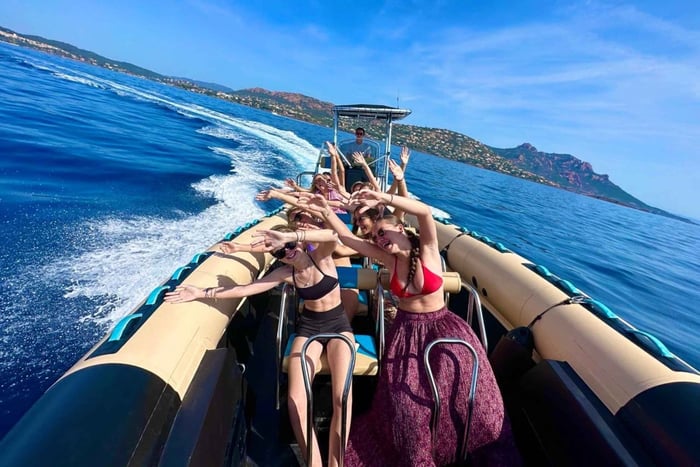 Fréjus: Speedboat-tur i Estérel Calanques + badstopp