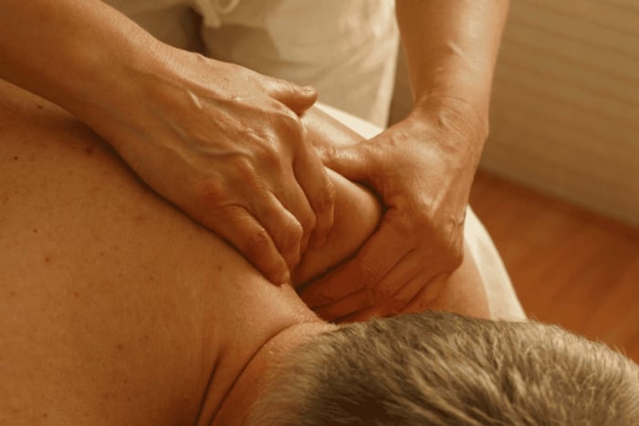 Avslappnande massage med vulkaniska stenar
