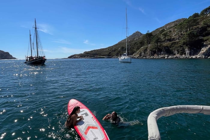 Vigo: Excursão de veleiro às Ilhas Cíes com skipper