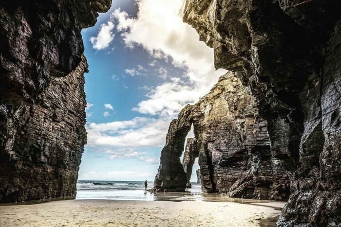 Fra Santiago: Heldagstur til Lugo Ribadeo og katedralstranden