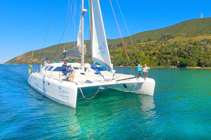 Knysna: Luxe boottocht bij zonsondergang met barbecue van de kapitein