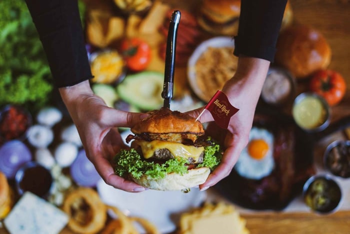 Гданьск: легендарный бургер и пиво Живец в Hard Rock Cafe