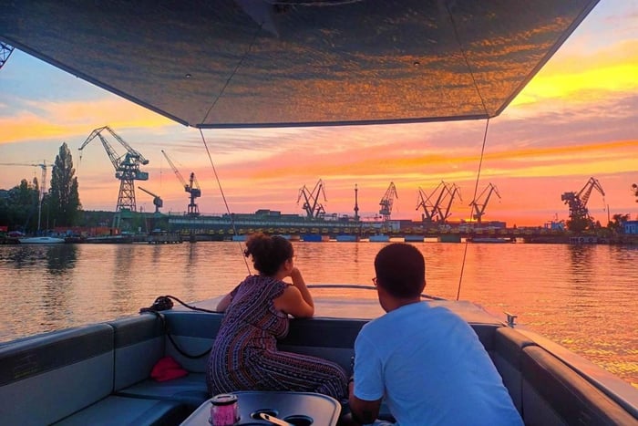 Gdańsk: Økokryssning på elven Motława ved solnedgang med prosecco