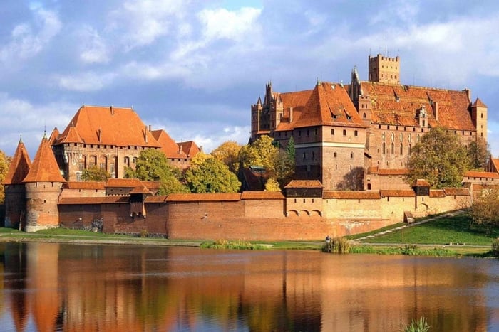Danzig: Malbork Castle & Westerplatte Tour mit Mittagessen vor Ort