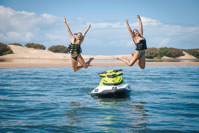 Gold Coast: 1-godzinna wycieczka skuterami wodnymi na wyspę South Stradbroke