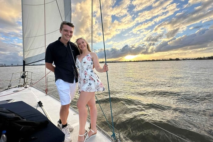 Privézeilcharter bij zonsondergang aan de Gold Coast met diner en drankjes