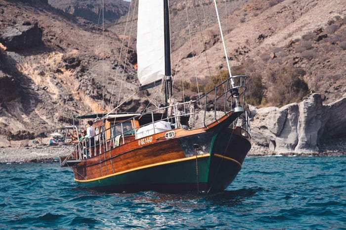 crociera classica in barca a vela in un paradiso