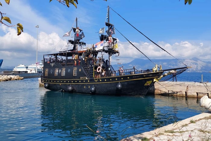 Corfou : croisière pirate le long de la côte avec vue sur la ville