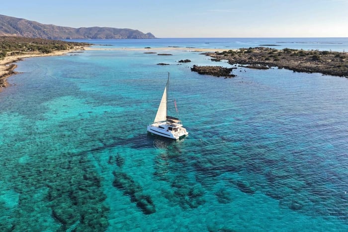 Elafonisi: crucero en catamarán al atardecer con sushi, bebidas y traslado