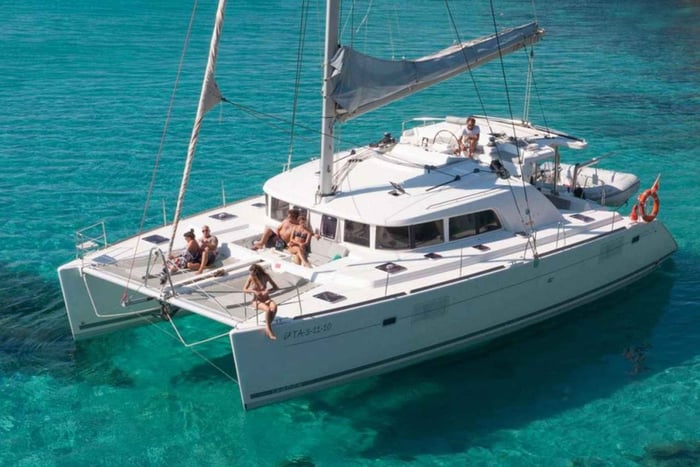 De Adamas: Cruzeiro de Catamarã em Milos e Poliegos com almoço