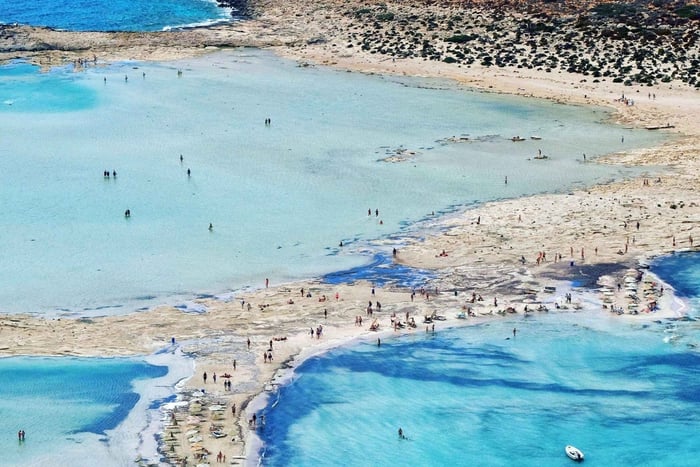 Vanuit GEORGIOUPOLI/KAVROS: roze zandstrand op het eiland Elafonisi