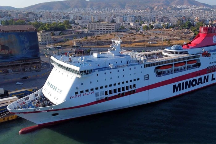 From Heraklion: Athens Overnight Trip with Ferry and Bus
