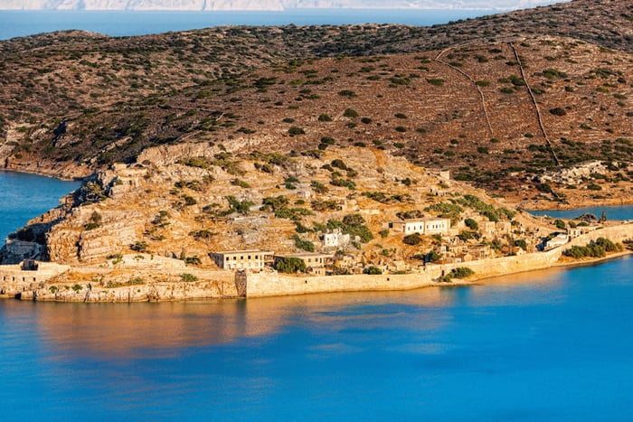 Desde Heraclión: crucero con barbacoa y guía en Spinalonga, todo incluido