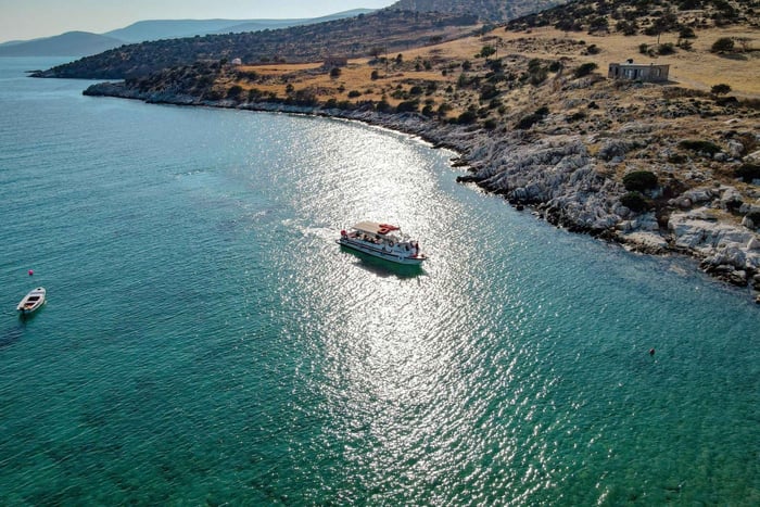 De Panermos à la grotte de Rina en bateau traditionnel - Naxos, Cyclades