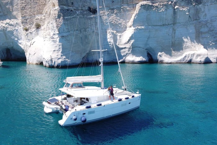 Crucero de día completo para grupos pequeños en Milos y Poliegos con almuerzo