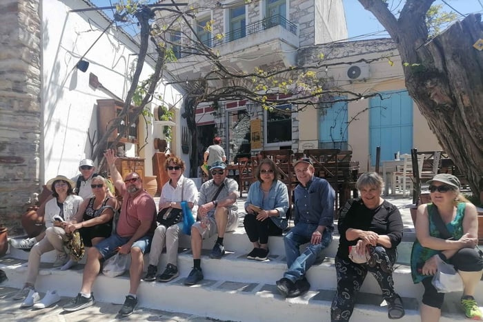 Highlights Bus Tour with traditional villages and lunchbreak