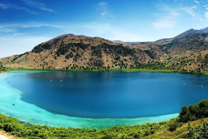 El lago Kournas y la ciudad de Rétino desde Chania