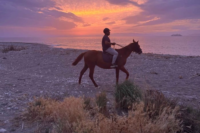 Kremasti : balade à cheval au coucher du soleil sur la plage de Kremasti