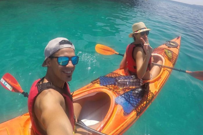 Lefkada : expérience en kayak de mer dans la grotte bleue cachée