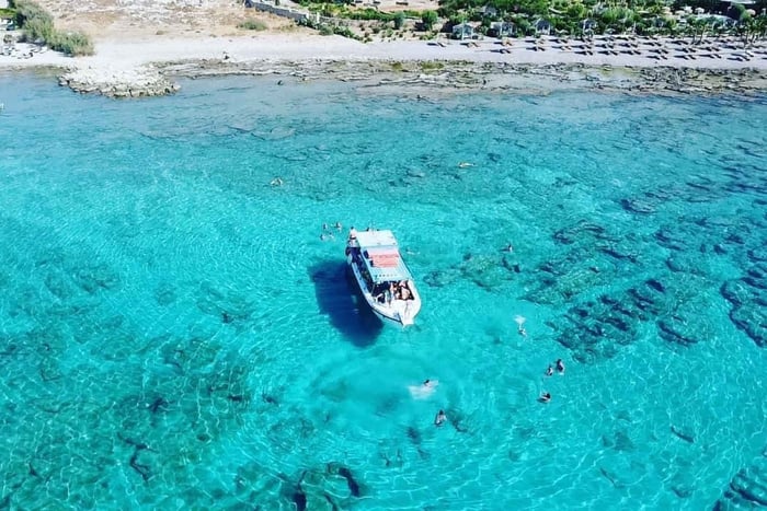 Lindos : sortie en bateau à fond de verre et snorkeling