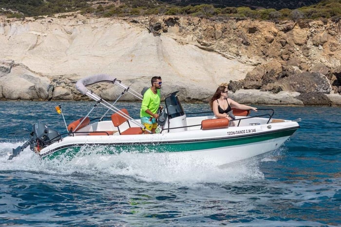 Alquiler de barco en Milos con patrón opcional