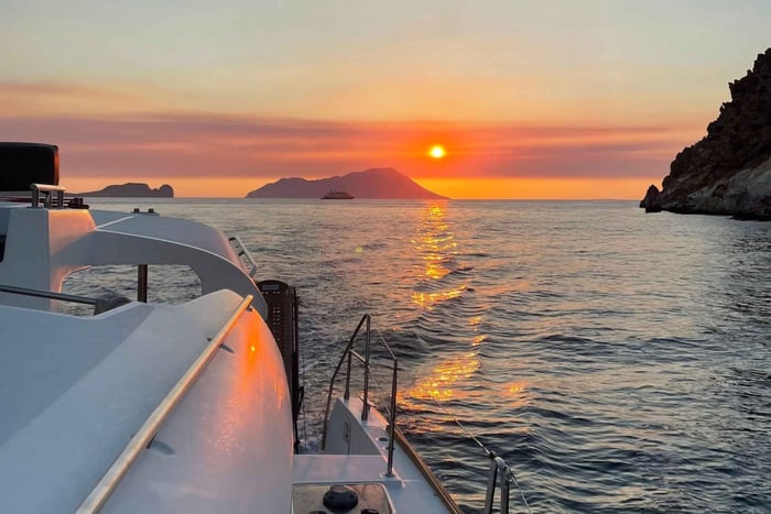 Milos: cruzeiro de catamarã ao pôr do sol com visita a Kleftiko