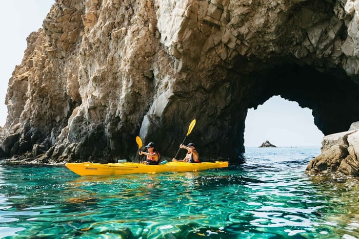 Milos: Excursión en kayak por las playas de Tsigrado y Gerakas