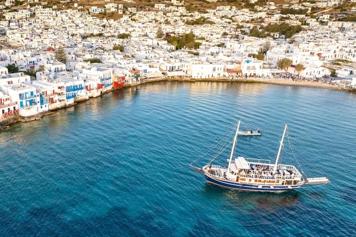 Mykonos: Auringonlasku Party Boat Cruise kanssa 1 Drinkki: Auringonlasku Party Boat Cruise kanssa 1 Drinkki