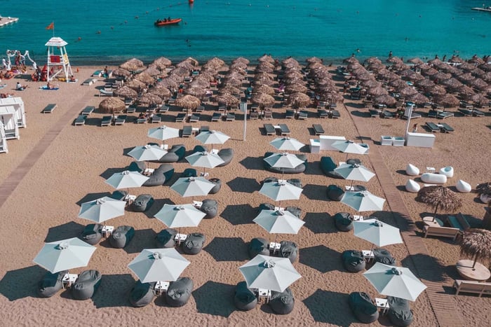 Mykonos: Super Paradise Beach mit Sonnenbank im Thalas Mykonos