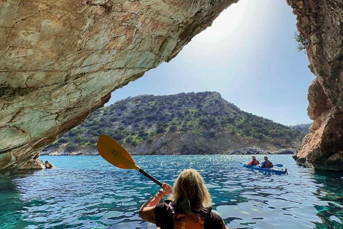 Naxos-kajakktur til Rina-grotten, snorkling og hjemmelaget lunsj