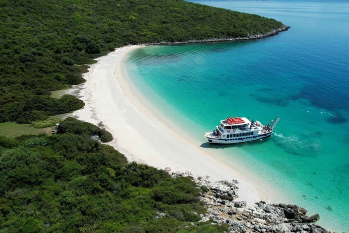 Nydri: Island Hopping Boat Cruise with Beach BBQ Lunch