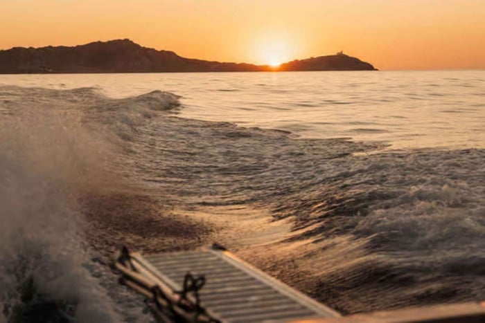 Paros: Yksityinen auringonlaskun jahtiristeily, viini ja välipalat