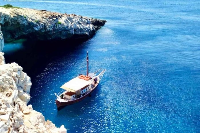 Pounta: um passeio de barco até a Caverna dos Piratas e a Blue Lagoon