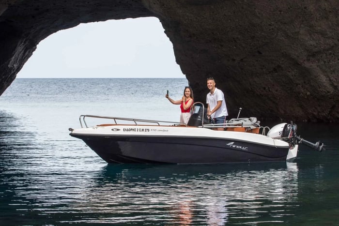 Location de bateau privé à Milos : explorez dans le confort et le style