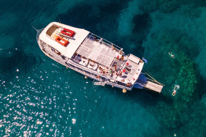 Rhodos: Badecruise fra bukt til bukt med gresk buffé og vin