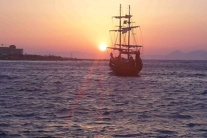 Rhodes : croisière au coucher du soleil d'une heure sur un bateau du XVIIIe siècle