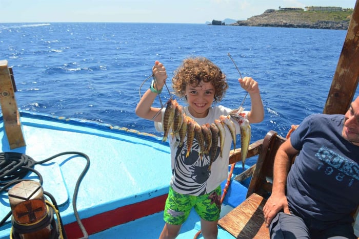 Cidade de Rodes: Passeio de barco de pesca com refeição de peixe e paragens para nadar