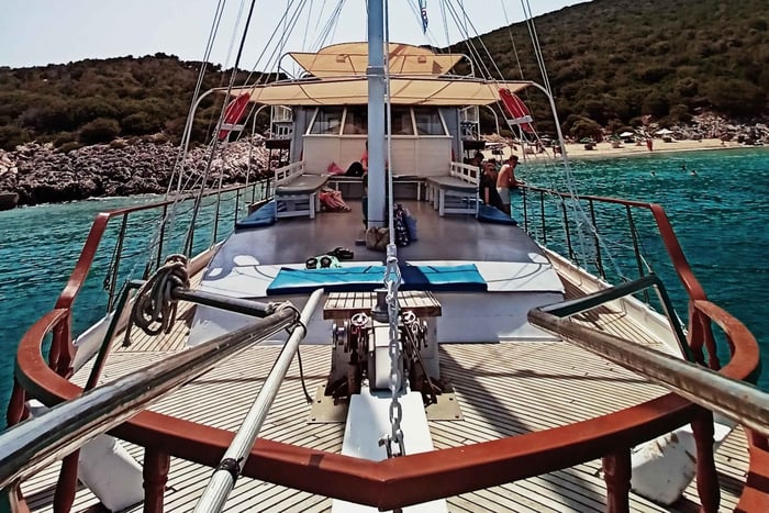 Samos østkyst med båt og grillfest på stranden