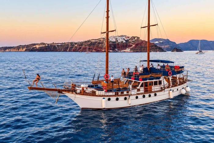Santorini: paseo en barco por la caldera, aguas termales y opción de atardecer en Oia