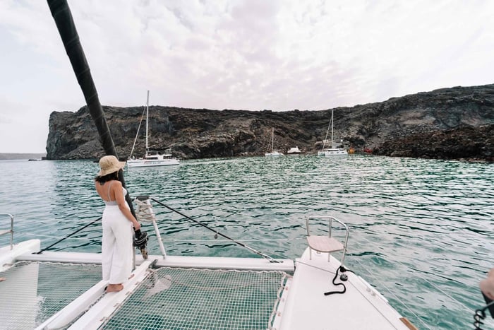 Crociera in catamarano a Santorini con bagno, pasti e open bar
