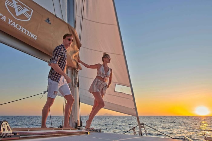 Santorini Gold Catamaran Cruise med snorkling, grillmat og åpen bar
