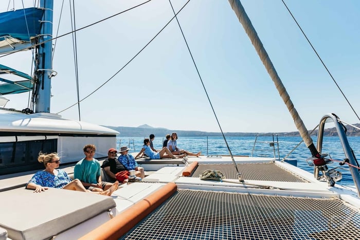 Santorini: Luksus katamaran dagsudflugt med måltid og åben bar