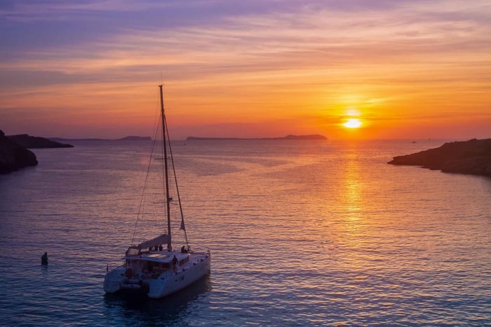 Santorin : Croisière de luxe au coucher du soleil avec dîner, barbecue et boissons