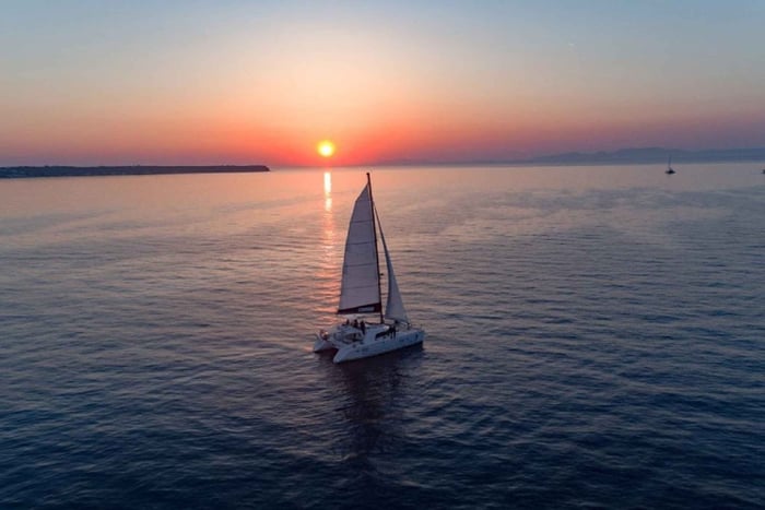 Santorini: Auringonlaskun risteily illallisella ja avoimella baarilla.